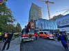 Einsatzfahrzeuge der Feuerwehr stehen vor der Baustelle in der HafenCity.