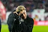 Kevin Kampl wischt sich Träne aus dem Auge