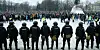 Russland, St. Petersburg: Polizisten stehen während einer Demonstration gegen die Inhaftierung des Oppositionsführers Nawalny Wache.