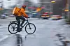 Ein Lieferando-Bote fährt auf einem Fahrrad