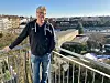 Man steht auf Balkon vor einem Hinterhof
