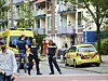Polizisten und Krankenwagen stehen am Einsatzort in Amsterdam.