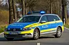 Ein 64-jähriger Radfahrer kam bei einem Unfall in Goslar ums Leben. Symbolbild: ein Einsatzfahrzeug der Polizei steht mit Blaulicht und Schriftzug auf einer Straße.