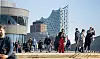 Touristen und Hamburger auf der Jan-Fedder-Promenade