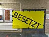 Der Eingang zum Hörsaal wurde mit einem Banner abgeklebt.