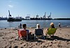 Passanten genießen das Sommerwetter am Elbstrand Ovelgönne.