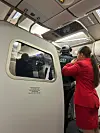 Schwer bewaffnete Polizisten kommen an Bord des Flugzeugs.