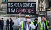 Pro-Palästina-Protest: Ein Mann hält ein Plakat hoch, auf dem steht: „It ist not a conflict, it is a genocide“.