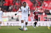 Oladapo Afolayan passt den Ball mit der Innenseite beim Spiel in Nürnberg.