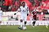 Oladapo Afolayan passt den Ball mit der Innenseite beim Spiel in Nürnberg.