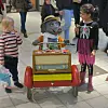 Kinder stehen neben der Elefanten-Figur „Jochen“