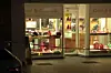 Nach dem Raubüberfall auf einen Juwelier in Kiel: Die Polizei hat den Tatort abgesperrt.