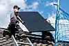 Handwerker installieren eine Photovoltaikanlage (Symbolbild).