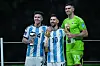 Fernandez, Messi, Martinez Mwährend der Preisverleihung nach dem Finale bei der WM