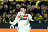 Tomoya Ando nimmt den Ball in Dortmund mit der Brust an