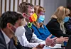 Hannes Damm, Abgeordneter der Grünen-Fraktion, sitzt während der konstituierenden Sitzung des Landtags Mecklenburg-Vorpommern mit einem Mund-Nasen-Schutz in Regenbogenfarben im Plenarsaal.