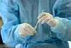 Eine Mitarbeiterin wertet einen Antigen-Schnelltest