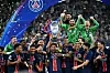 Paris Saint-Germain mit Champions-League-Trophäe