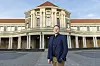 Uni-Präsident Hauke Heekeren vor dem Hauptgebäude an der Edmund-Siemers-Allee.
