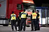 Polizisten kontrollieren einen Lkw (Symbolbild).