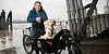 Nachhaltig unterwegs und in flauschiger Begleitung: Umweltsenator Jens Kerstan auf einem Lastenrad von „Nutzmüll“.