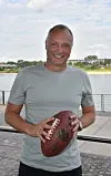 Frank Buschmann mit Football in der Hand