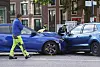 Zwei Fahrzeuge stehen nach einem Verkehrsunfall auf der Willy-Brandt-Straße auf der Fahrbahn.