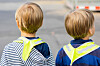 Kinder an einer Ampel