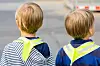Kinder an einer Ampel