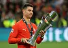 Cristiano Ronaldo hält die Trophäe.