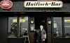 Gert Schlufter im Jahr 2000 vor seiner Haifisch-Bar.