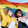 Zwei Frauen mit einer Regenbogenfahne
