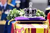 Der in die königliche Standarte gehüllte Sarg von Königin Elizabeth II. mit der kaiserlichen Staatskrone wird auf einer von Pferden gezogenen Lafette der Royal Horse Artillery vom Buckingham Palace zur Westminster Hall in London getragen.