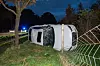 Der Audi A7 mit vier Personen an Bord überschlug sich mehrmals, prallte gegen einen Baum und blieb schließlich auf der Seite liegen.