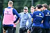 Klartext vom Trainer: Steffen Baumgart (MItte) wird am Samstag einigen Profis unangenehme Nachrichten überbringen müssen.
