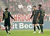 Marcel Sabitzer, Robert Lewandowski und Eric Maxim Choupo-Moting vom FC Bayern stehen ratlos auf dem Feld