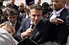 Macron trifft während eines Wahlkampfbesuchs in Saint-Denis, einem nördlichen Vorort der Hauptstadt, auf einige Anwohner.