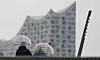 Regenschirme vor der Elbphilharmonie