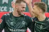 Marvin Ducksch jubelt mit Werder-Kollege Mitchell Weiser.