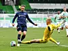 Fürths Torhüter Sascha Burchert versucht Sonny Kittel zu stoppen.