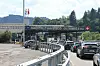 Autos stehen an einem Grenzübergang zur Schweiz.