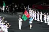 Ein Volunteer trägt beim Einmarsch der Paralympics in Tokio die afghanische Flagge