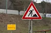 Ein 'Achtung Baustelle'-Schild ist an der Autobahn A7.