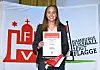 Victoria Schultz mit einer Urkunde in der Hand