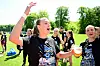 Victoria Schulz singt und hat ein Bier in der Hand