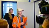 Detlev Börs, Amazon-Betriebsratschef, geht neben seiner Anwältin Svenja Meergans (l) in den Saal vom Arbeitsgericht.