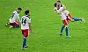 Kapitän Sebastian Schonlau hebt Jonas Meffert empor, auch die Kollegen Jonas David (2.v.l.) und Miro Muheim (l.) können ihr Derby-Glück kaum fassen.