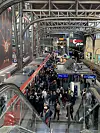 Eine Menschenmenge steigt in eine S-Bahn im Hauptbahnhof Hamburg