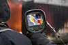 Bereits außen hat das Feuer eine Temperatur von 483 °C erreicht. Im Inneren des Containers wird es noch deutlich wärmer sein.