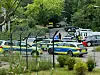 Mehrere Polizeiwagen sind im Einsatz.
